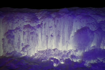 人工的に作られてライトアップされた氷濤のアップ