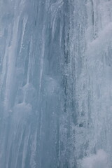 人工的に作られた氷濤の氷の壁のアップ