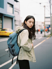 リュックを背負って街を歩く女性