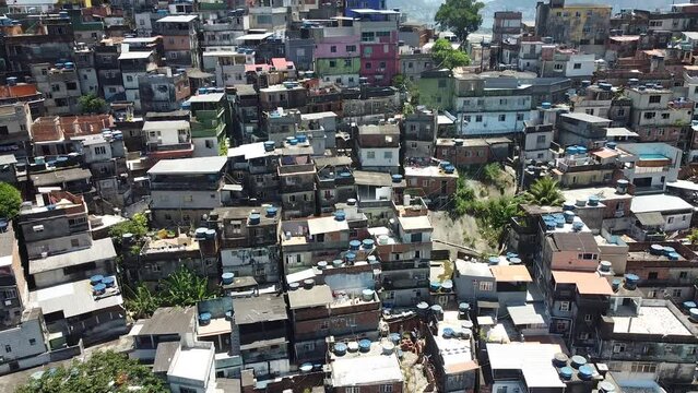 Explore a Rocinha: Viva a cultura, cores e autenticidade desta vibrante comunidade urbana. Descubra a vida real em cada esquina.