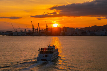 美しい夕日と観光船