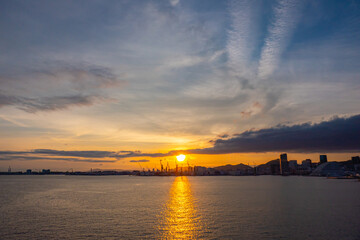 Fototapeta premium 海に沈む夕日