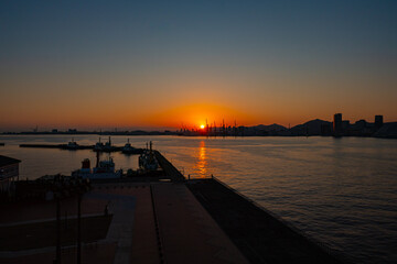 港に沈む夕日