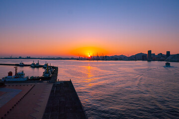 港に沈む夕日