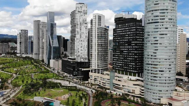 Edificios de Santa Fe en la Ciudad de M&eacute;xico y parque la mexicana