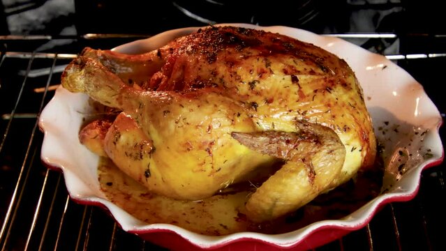 gros plan d'un poulet r&ocirc;ti, en cuisson, dans un four