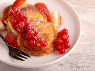 Cottage cheese fritters with berries