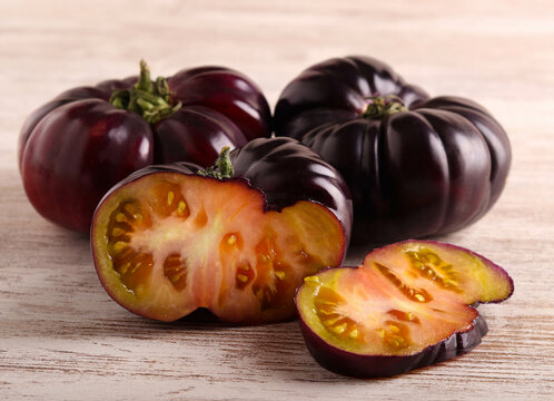 Purple tomatoes, sliced
