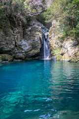 Fototapeta na wymiar にこ淵（高知） 仁淀ブルーと呼ばれる青い水面　Nikobuchi: a waterfall plunge pool with crystal clear waters