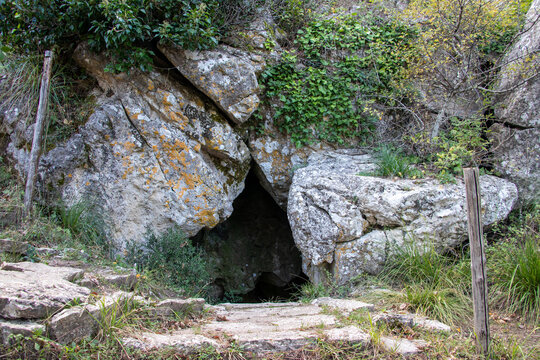 Ingresso Grotta del Garrone, Piana degli Albanesi, Palermo