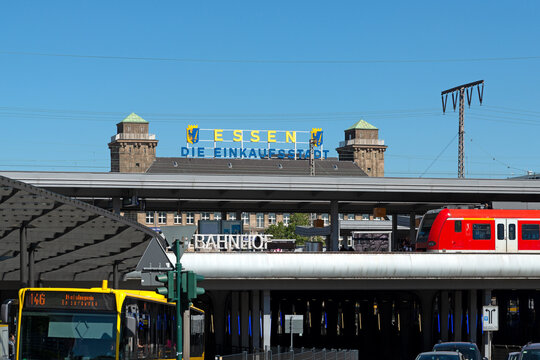 Essen Hauptbahnhof, Handelshof im Hintergrund, Stadt Essen, (Editorial Content)