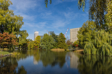 日本　北海道札幌市中央区にある中島公園の菖蒲池と紅葉