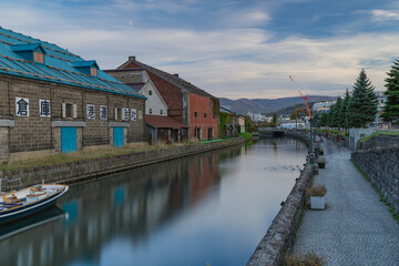 Fototapeta na wymiar 日本　北海道小樽市にある小樽運河沿いの風景と石造倉庫群