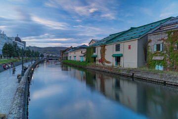 Fototapeta na wymiar 日本　北海道小樽市にある小樽運河沿いの夕暮れ時の風景と石造倉庫群