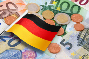 Euro Geldscheine und Münzen mit Deutscher Flagge schwarz rot gold