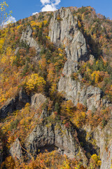 日本　北海道札幌市南区定山渓にある豊平峡ダムの展望台から見える渓谷と千丈岩と紅葉