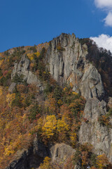 日本　北海道札幌市南区定山渓にある豊平峡ダムの展望台から見える渓谷と千丈岩と紅葉