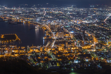 Obraz premium 日本 北海道函館市にある函館山展望台から見える市街地の夜景と函館港