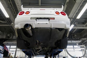 【自動車メンテナンス】リフトアップされた日本の90年代スポーツカー