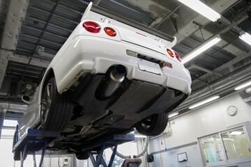 【自動車メンテナンス】リフトアップされた日本の90年代スポーツカー