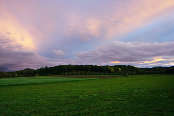 Abenstimmung, Lila Wolken, Sonnenuntergang, Acker, Feld, Wiese, Frühling, Natur, Landschaft,...