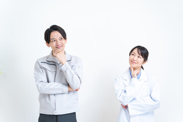 作業着を着た男性と白衣を着た女性