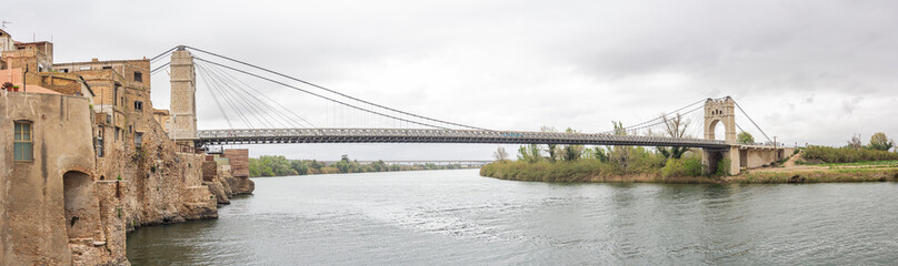 Puente colgante de Amposta sobre el rio Ebro, Catalu&ntilde;a.