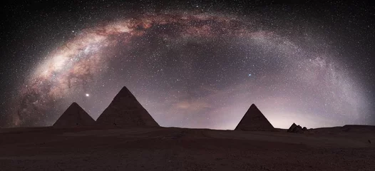 Schilderijen op glas The Milky Way rises over the Pyramids in Giza, Egypt © muratart