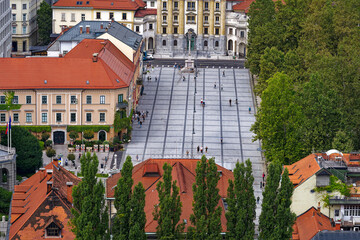 Naklejka premium Aerial view of City of Ljubljana with Congress Square seen from viewpoint of castle hill on a cloudy summer day. Photo taken August 9th, 2023, Ljubljana, Slovenia.