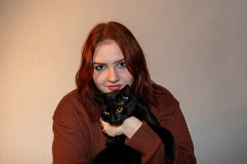 Obraz premium Young woman with her black cat