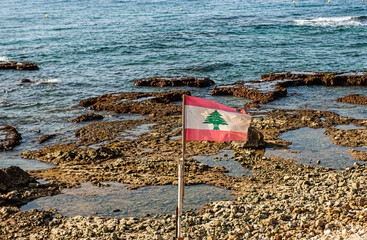 Libanonfahne am Meeresstrand vor Beirut, Libanon