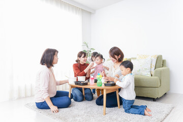 ランチパーティーをするママ友と子供