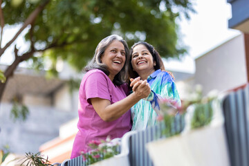 Naklejka premium Two cheerful senior female spending leisure time together at outdoor.