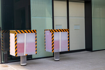 KITTE大阪の1階に設置された使用前の新しい郵便ポスト（2024年2月11日撮影） - obrazy, fototapety, plakaty