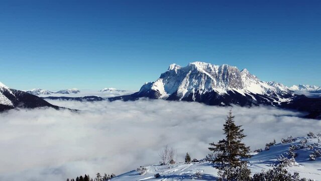 Zugspitze mit Wolkenmeer bei Sonnenschein - Drohnenaufnahme Lermoos, &Ouml;sterreich 2024