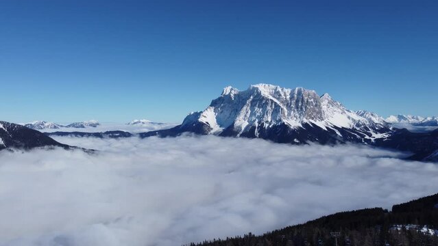 Zugspitze und Zugspitzarena im Sonnenschein - Drohnenaufnahme &Ouml;sterreich 2024
