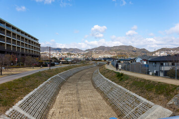 Fototapeta na wymiar 兵庫県／水のない天神川の遊歩道（2024年2月12日撮影）