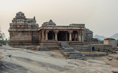 Obraz premium Hemakuta group of temples, Hampi - a cluster of ancient shrines. India
