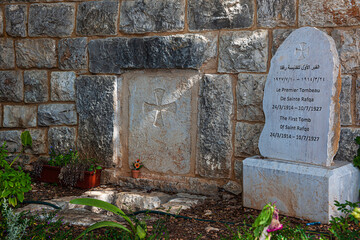Steintafel mit Kreuz im Kloster der heiligen Rafka, Deir Mar Youssef (bei Batroun), Libanon