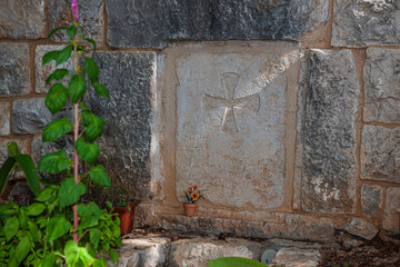 Steintafel mit Kreuz im Kloster der heiligen Rafka, Deir Mar Youssef (bei Batroun), Libanon