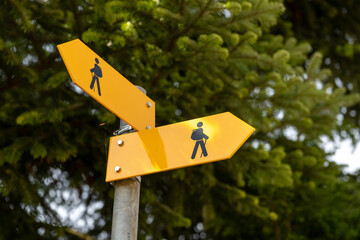 Gelber Wanderwegwegweiser