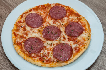 leckere Pizza Salami auf einem Teller