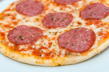 leckere Pizza Salami auf einem Teller