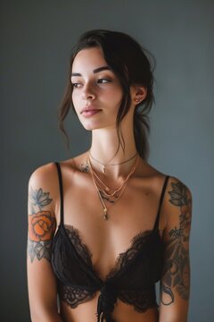 Portrait einer jungen Frau in Reizw&auml;sche mit Tattoos auf dem Oberk&ouml;rper 