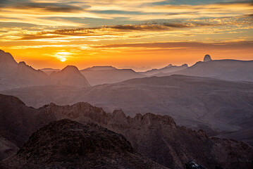 Paysage du Hoggar dans le désert du Sahara, Algérie. Une vue depuis l'Assekrem du coucher de soleil sur les montagnes de l'Atakor - obrazy, fototapety, plakaty