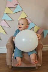 Obraz premium Celebrating one year of life with smiles, and pure happiness.