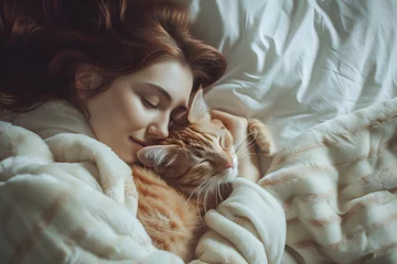 Fotobehang Sanfte Träume: Schlafende Frau mit ihrer treuen Katze an ihrer Seite © Seegraphie