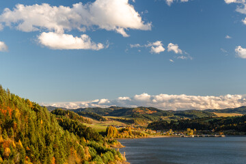 brzeg górskiego jeziora w jesienny słoneczny dzień