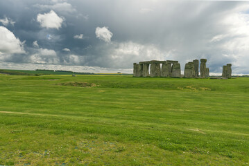 Stonehenge aus der Ferne auf grünem Rasen