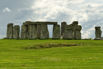Blick aus nordöstlicher Richtung auf  Megalithen und Sarsen Steine von Stonehenge